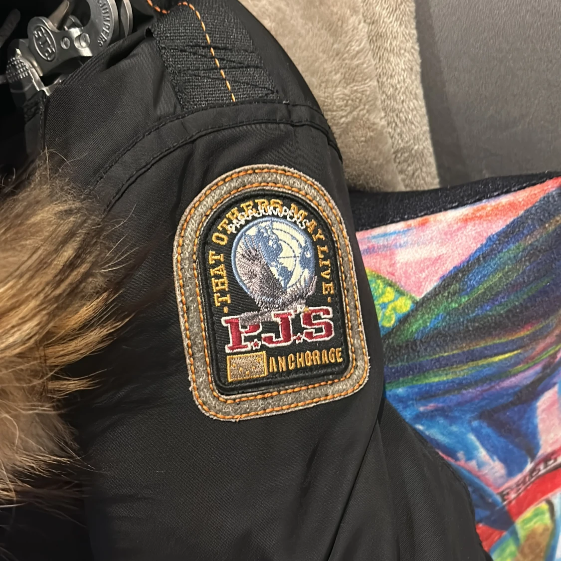 Svart parkajacka med pälsdetaljer från Parajumpers - 90