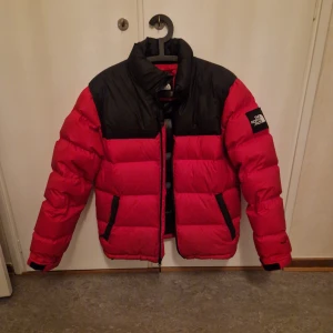The North Face Nuptse  - The North Face Nuptse  Varm och lätt Dunjacka  Ett litet hål i armen annars okej  Storlek M 