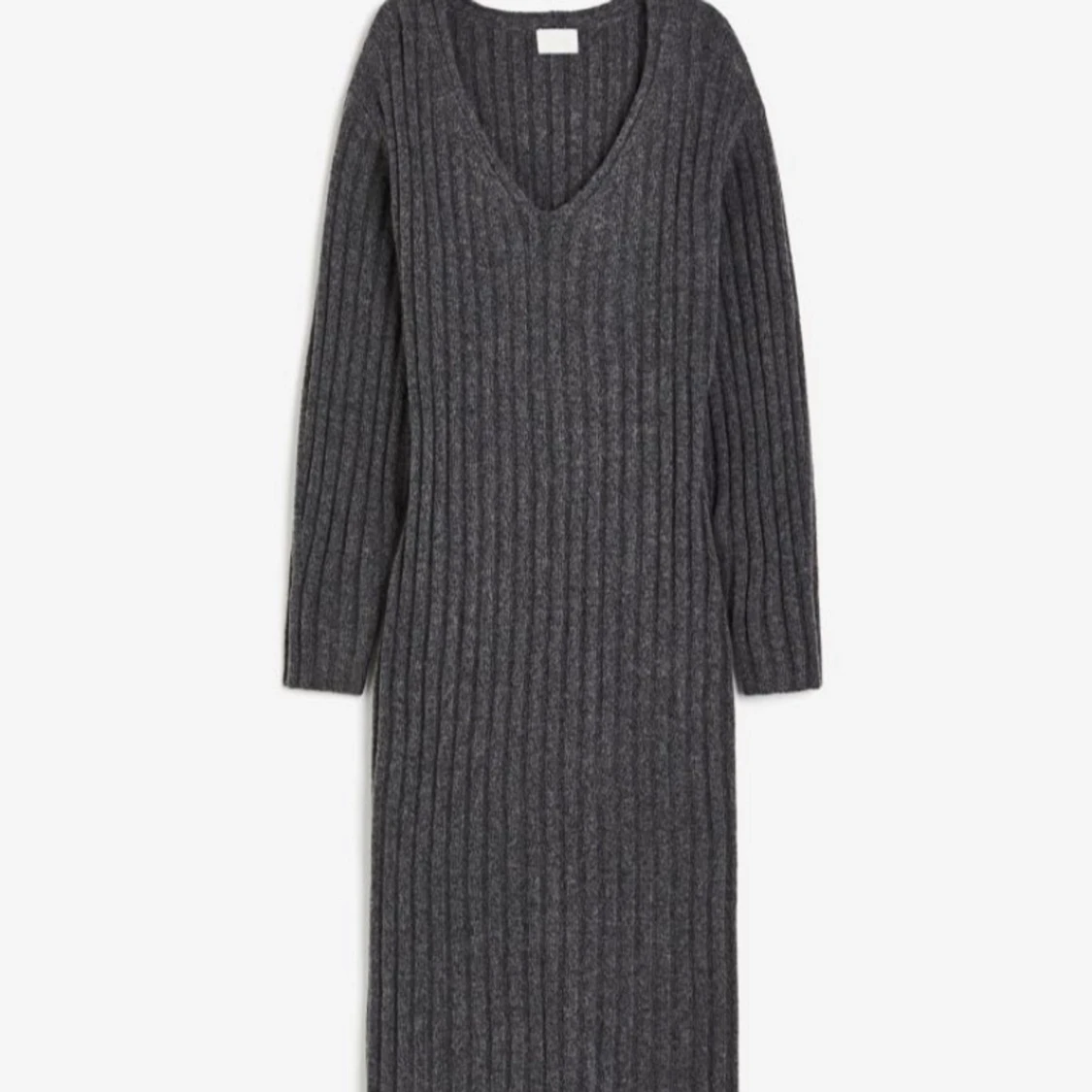 Grå ribbad stickad klänning
