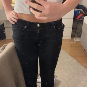 Svarta jeans från gina - Snygga svarta jeans från gina i storlek 36. De har en tight passform och är lågmidjade. väldigt sköna och bra skick..