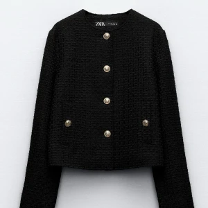 Svart jacka/cardigan  från Zara - köpte för 759kr säljer för 499kr då den är helt oanvänd samt slutsåld  svart jacka/cardigan  från Zara med guldknappar framtill, rak passform. Den är helt oanvänd har bara tagit av prislappen skriv till mig för egna bilder❤️