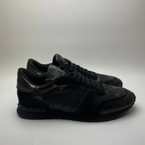 Valentino rockrunners  - Hej! Säljer nu dessa sjukt snygga valentino rockrunners. Skorna är i brutalt bra skick! Storlek 44. Hör av dig vid frågor 