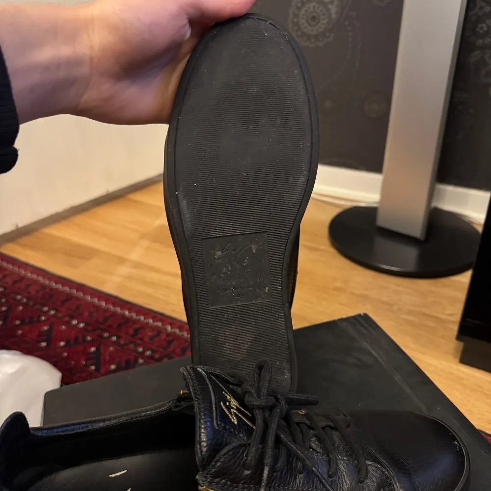 Snygga svarta sneakers i skinn från Giuseppe Zanotti med guldfärgade dragkedjor och snörning. Originella Dustbagen ingår. Skick är runt 8/10, de är sparsamt använda. Köpt från yoox där ord pris är 5200kr. Kengät.