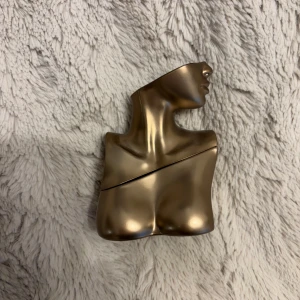 Billie Eilish parfym - Köpt för ett år sedan använd några få gånger men används inte mer. 