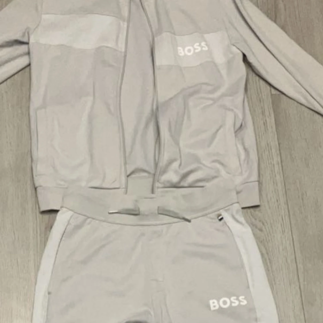 Grå mjukisdress från Boss