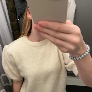 Beige tröja från Gina trugor, med puffiga armar  - Säljer en beige stickad tröja från Gina tricot med puffiga armar. Jätte bra skick, har kanppt and vänt den, sticks inte, skriv till mig om ni vill ha bilder eller frågor 🥰