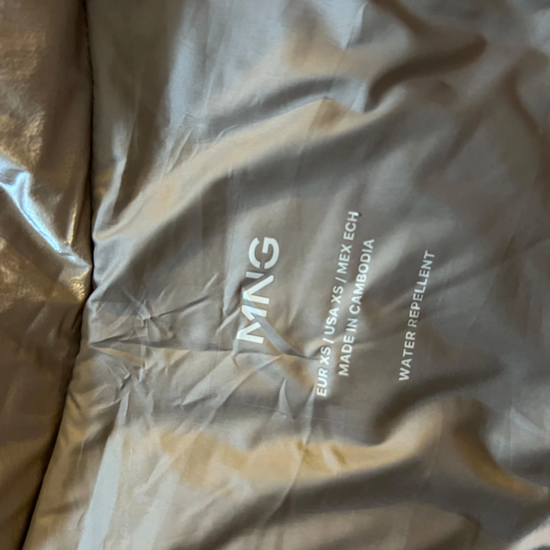 Silverfärgad pufferjacka från MNG - 92