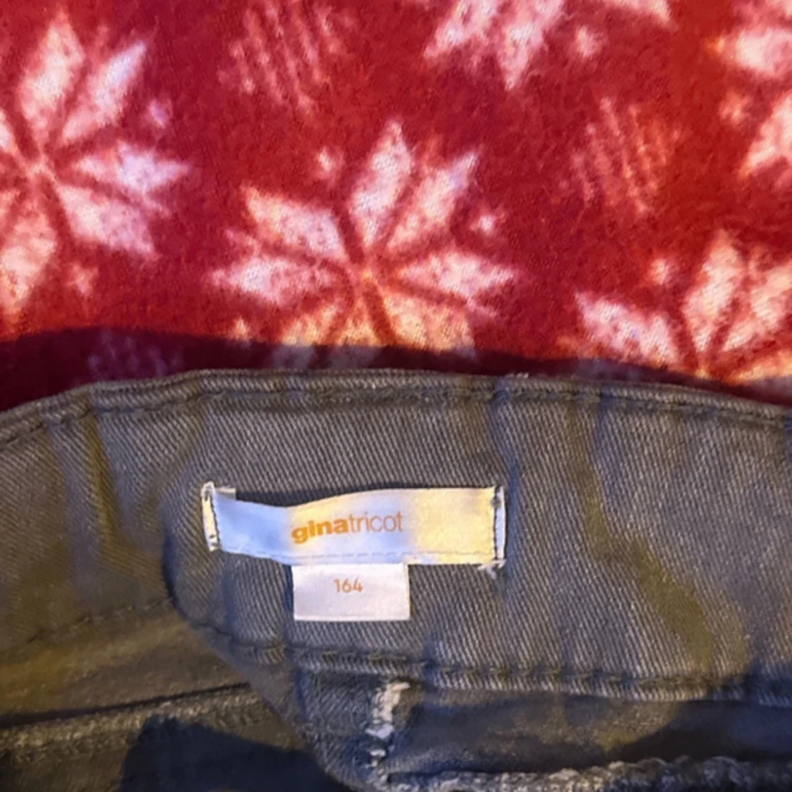 Grå jeans från Gina Tricot - 92
