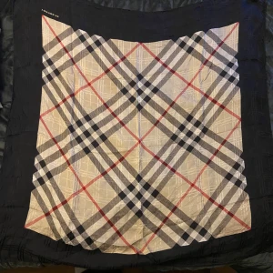 BURBERRY scarf - Riktigt snygg BURBERRY scarf i fint skick, inga skavanker. Bara att skriva vid frågor !ÄKTA!🙌 ny kostar 1 850kr.