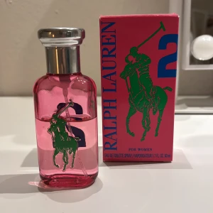 ralph lauren parfym 50 ml - supergod doft med blomsternoter. ungefär 30ml kvar. skickar i orginalbox ❤️