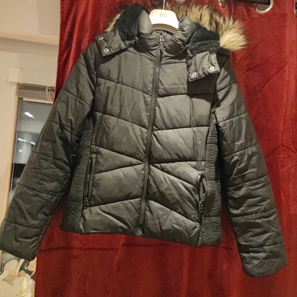 Svart quiltad vinterjacka med fuskpäls