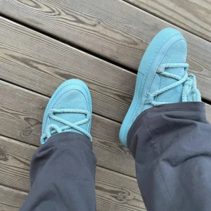 Blå boots med snörning - Snygga blå boots med snörning och vadderad insida. Perfekta för kyligare dagar med sin varma och bekväma design. De har en robust sula och är tillverkade i ett mjukt material.