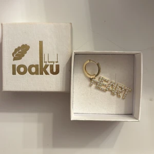 Heart örhänge💕 - Fint örhänge från ioaku, nästan aldrig använt och ganska nytt skick! Kommer i boxen, köpte från butik för 400 så säljer för typ halva priset ! Alltså 250