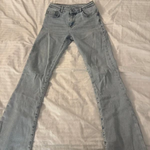Ljusblå jeansbyxor - Säljer ett par ljusblå jeansbyxor med bootcut-stil. Säljer då de inte passar mig längre!💗