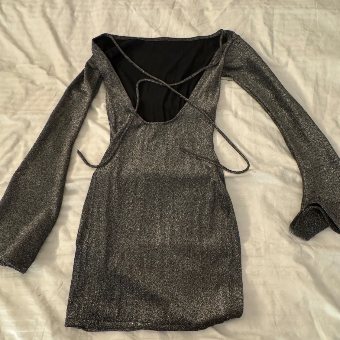 Glittrig grå nyårsklänning - 90