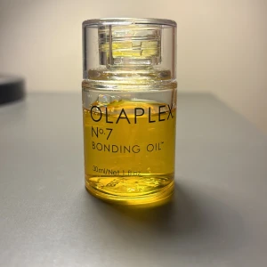 Olaplex No.7 Bonding Oil - Olaplex No.7 Bonding Oil är en lätt och koncentrerad hårolja som ger glans och mjukhet. Den skyddar håret mot värme och minskar friss. Perfekt för alla hårtyper och kan användas dagligen för att stärka och återfukta håret. Räcker otroligt länge och kan användas i fuktigt eller torrt hår. Ca 75 % kvar.