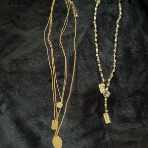 Halsband - (Rektangulära guldhalsbandet såld)ett guldhalsband för 40, silverhalsbandet för 80. Om du köper Båda guldhalsbanden kostar det 60! Skicka om du har frågor💕