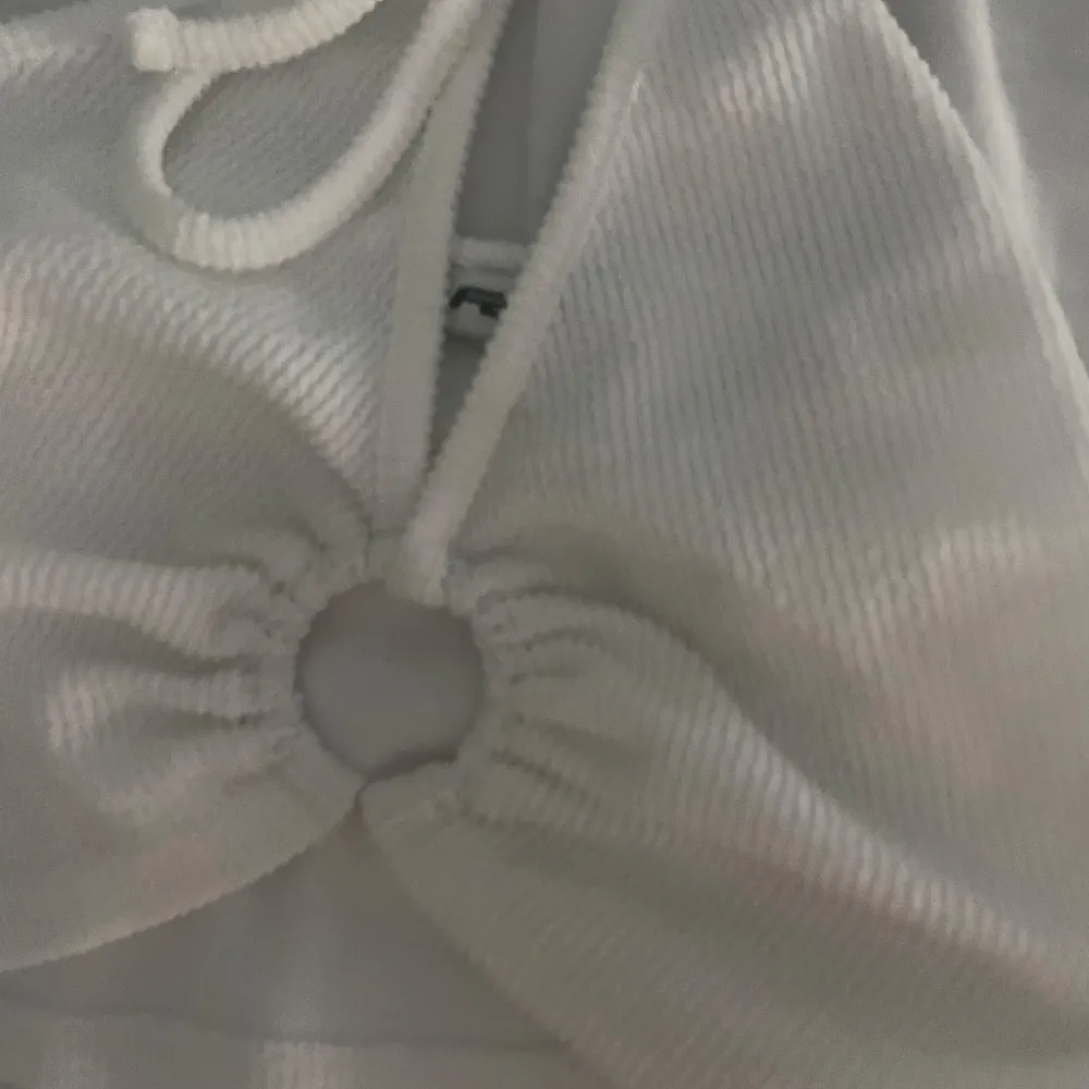 En vit liten Top från h&m med typ en liten cirkel vid bröstet . Yläosat.