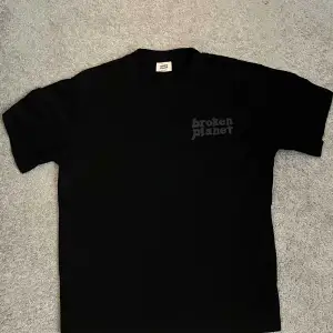 Hej säljer denna Broken Planet T Shirt. Aldrig använd den har bara legat ny pris ca 600kr (säljs ej längre)