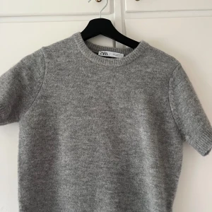 Zara stickad topp - Helt ny aldrig andvänd. Säljs då det inte är min stil. Kort i modellen och i riktigt bra kvalité! Nypris 359kr!! 