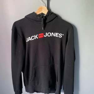 Huvtröja jack & jones  - Jättefin och gosig huvtröja från Jack&Jones. Inte använt speciellt mycket så nästintill nyskick. Är i storlek S och passar både tjejer och killar. 
