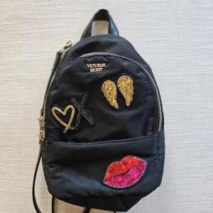 Victoria's Secret ryggsäck - Victoria's Secret ryggsäck, nästintill oandvänd. 