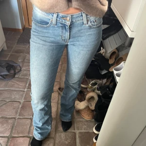 Jeans Levis  - Så snygga lågmidjade bootcut från Levis! Bra skick och använd några gånger. W27 💕🎀