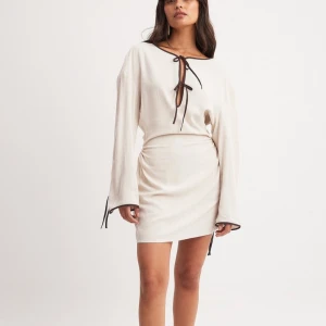 klänning med kontrastdetaljer  - super fin klänning med bruna kontrastdetaljer, kostar 499 på hemsidan och aldrig använts!