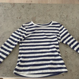 Randig tröja - Ganska tunn tröja i hyfsat bra skick. Använt fåtal gånger men tröttnade och den blev för liten