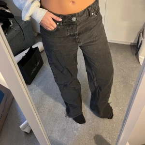 Trendiga baggy jeans - Trendiga baggy jeans low waist. Ny skick💗