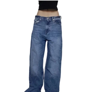 Zara jeans  - Jättefina jeans från Zara i jättebra skick. Sitter baggy lågmidjat på mig som är har 36 i byxor men sitter tightare på någon med större storlek om det makes sense