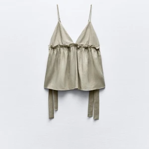 Grön topp  - Grön topp ifrån zara i storlek M💕 knappt använd då den är för stor för mig, nypris 329kr