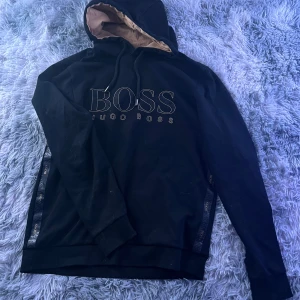 Svart hoodie från Hugo Boss - -Boss guld hoodie 1000kr (M)  -Boss guld byxor 700kr (M)