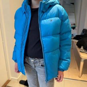 Dunjacka för barn Tommy Hilfiger - Oanvänd Tommy Hilfiger-jacka för barn 