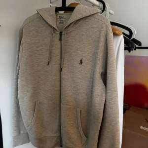 Ralph Lauren Luvtröja - Ralph Lauren luvtröja inköpt på NK Göteborg. Väldigt fint skick och absolut inga skavanker. Nypris runt 2 200kr.