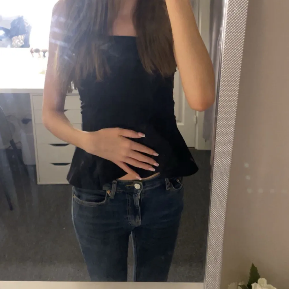 säljer mina superfina low waist jeans som är köpta på gina och köpte för ungefär 2 månader sen men har använt typ 3 gånger jag köpte även dessa för 500 och säljer för 300 och dom är i jättefint skick inget fel på dom men kan även diskutera priset💕. Jeans & Byxor.