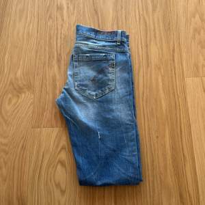 Hej , säljer nu dessa jeans då dom ej kommer till användning längre! | storlek 33 midjemått: 40cm Längdmått: 102cm | skick: 9,5/10 Ingen skada / hål och är nyligen tvättade! | Pris: 1099:- Retail ligger runt 3500:- | Jeans med snygga slitningar!