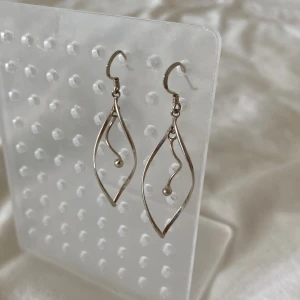 Silver 925 Sterling Vintage - Cute örhängen i silver! Har putsat dem med silverpluts. Finns stämpel 💋