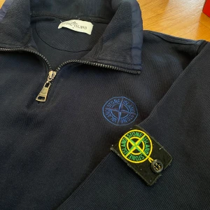  Stone Island zip tröja  -  tröja från Stone Island i storlek M. - Inga defekter. - köpt på plick, säljer vidare då den inte passade 