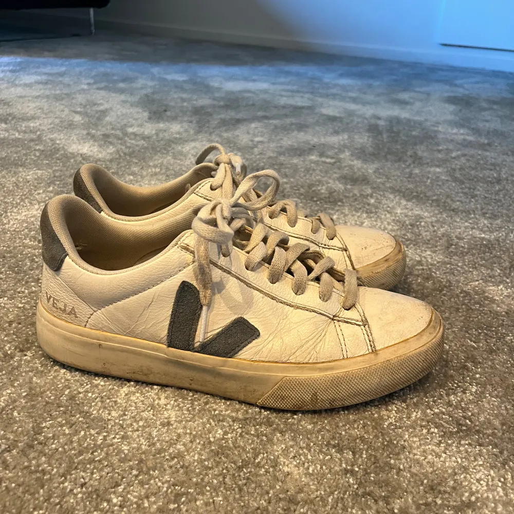 Säljer dessa Veja skor med blåa detaljer!💕 skorna är hela men smutsiga. Perfekt för dem kommande våren! Nypris 1700kr. Kengät.