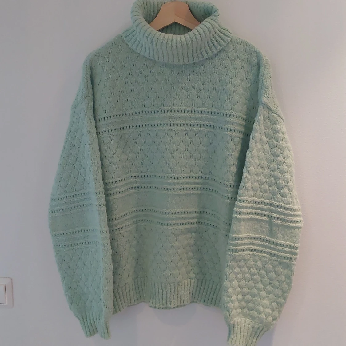 Mintgrön stickad polotröja från Pieces