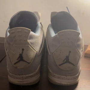 Jordan 4 universty blue  - Hej, ett par fina Jordan 4s university blue med storlek 42,5. De är använda cirka 4 månader men fortfarande i bra skick. Kan mötas upp och frakta.(Äkta)