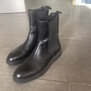 Chelsea boots från vagabond i strlk 38. mycket lik nuvarande Alex w boots, nypris 1700kr. Köpte för liten storlek så mycket bra skick.  