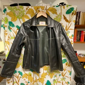 Skinnnjacka - Svart skinnjacka i italienskt läder! Blivit för liten på mig