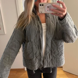 Zara Quiltad Jacka - Säljer denna assnygga eftertraktade jacka från zara som verkligen är perfekt till hösten! Sitter oversized och passar mig som brukar ha S Säljer då jag tyvärr har alldeles för många jackor😅 Skriv för fler frågor eller bilder🥰