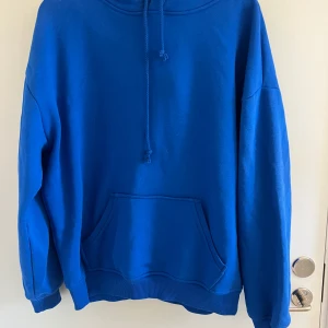 Hoodie - Blå hoodie från bikbok som jag inte använder längre💙