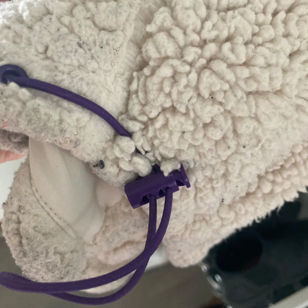 Fin Teddyjacka från hm, använd och syns på teddymaterialet som är lite smutsigt, men inget som är sönder! Ni ser på sista bilden. Går att dra in midjan med dem lila banden som på bilden!🩷. Takit.