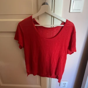 Röd t-shirt  - Säljer denna röda t-shirten❣️ står ingen storlek men skulle säga s💕