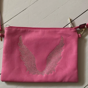 Cute väska - Jättesöt liten väska som jag aldrig har använt, två diamanter har lossnat och färgen har skrapats bort lite på hörnen🩷