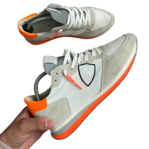 philippe model  - Säljer dessa philippe model skor som är perfekt nu under hösten och vintern med dess högre sula. Vid frågor och funderingar skriv 💬 